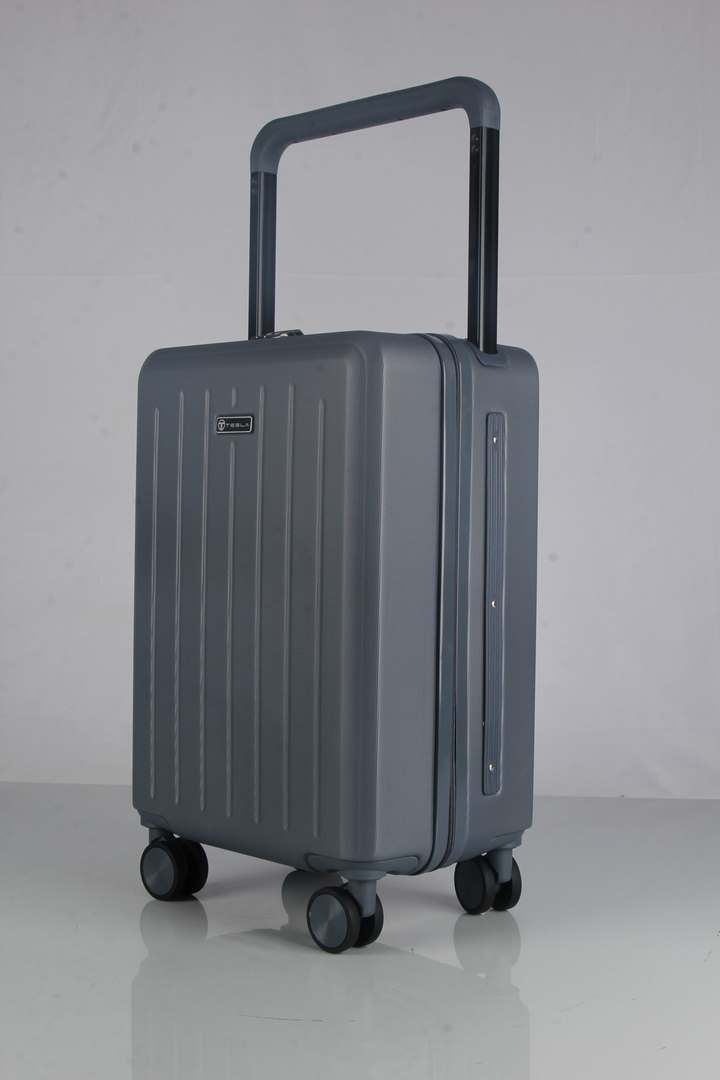 עלייה למטוס TESLA Fresno