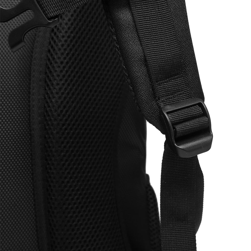 תיק גב The Xavier™ Pro למחשב 15.6 אינץ' עם יציאת USB