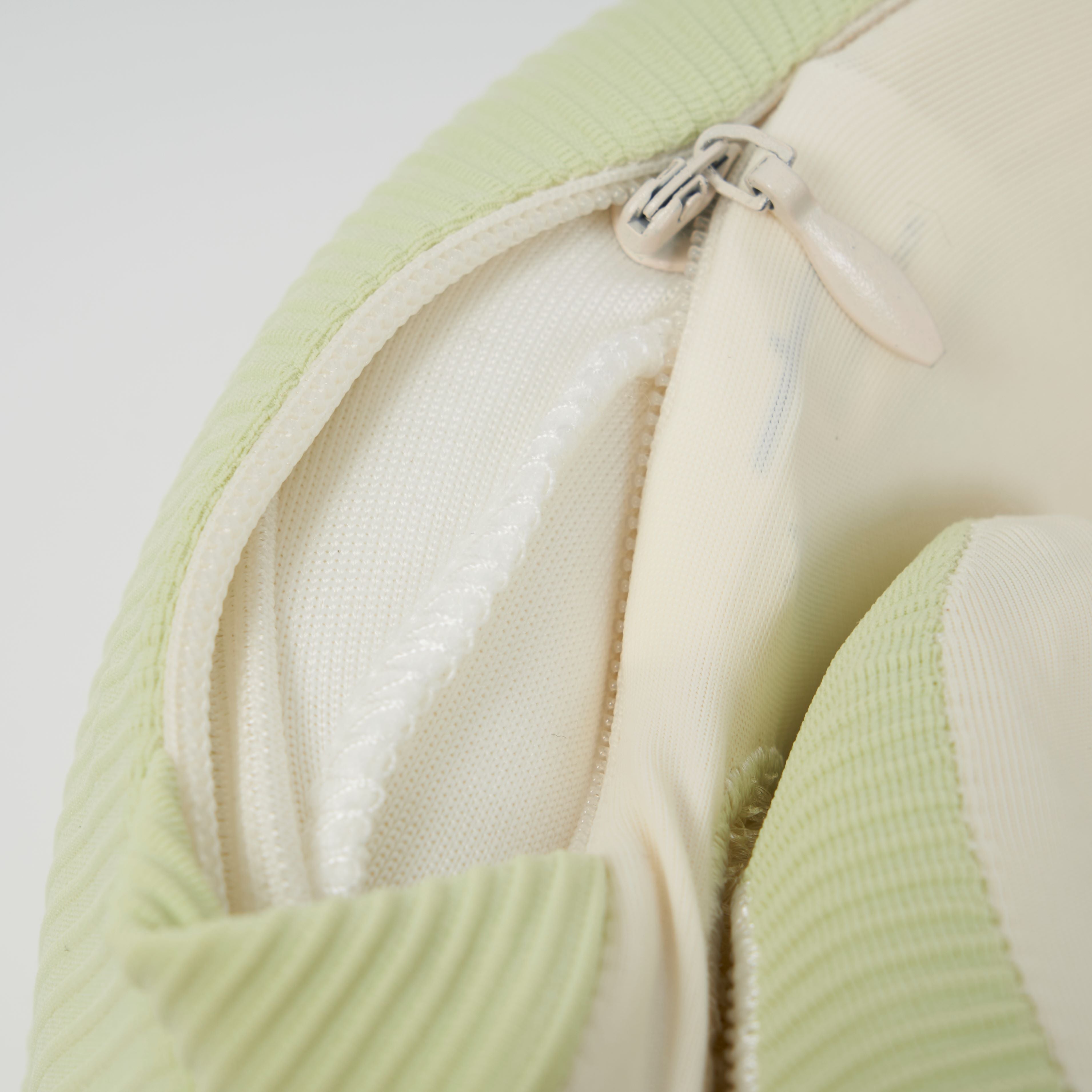 כרית תמיכה ארגונומית לצוואר לטיסה דגם Comfy Neck Guard מבית מותג היוקרה VERAGE