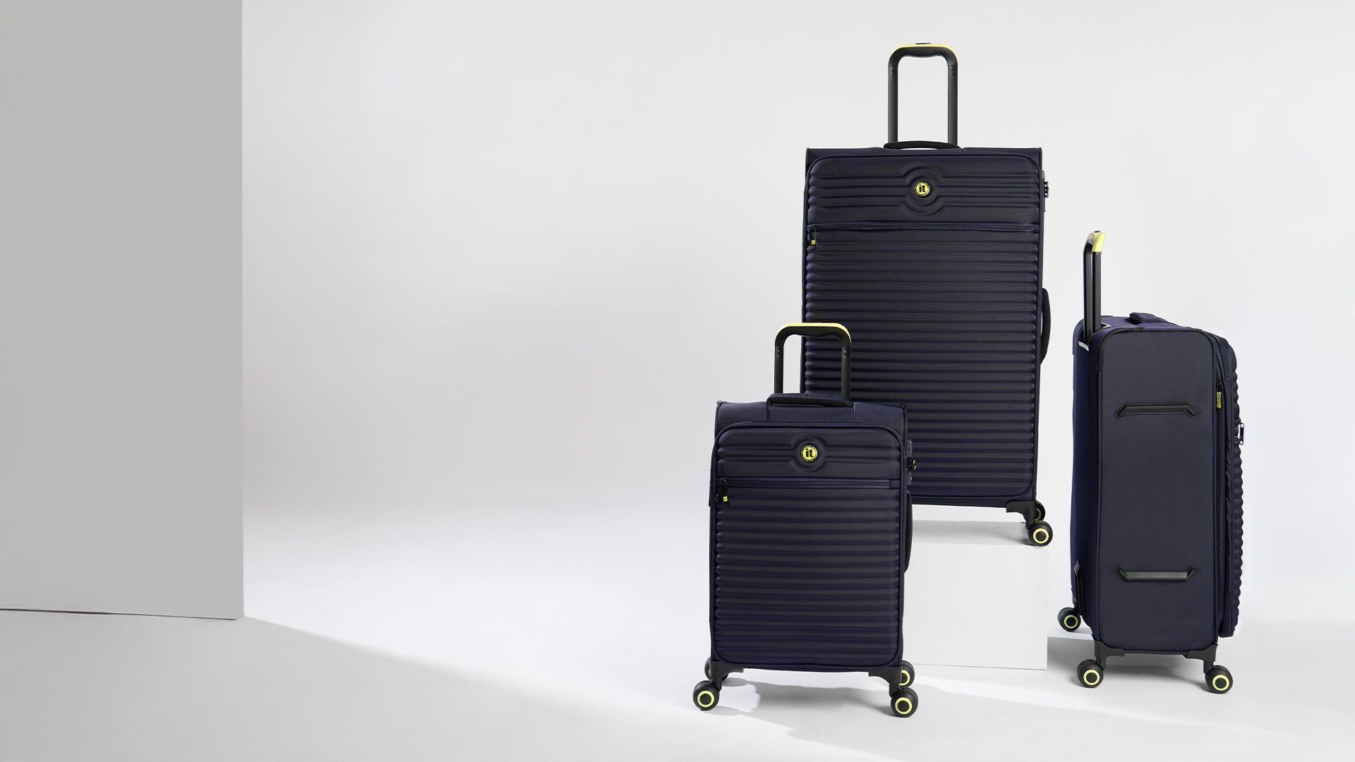 סט מזוודות it Luggage דגם Circulator