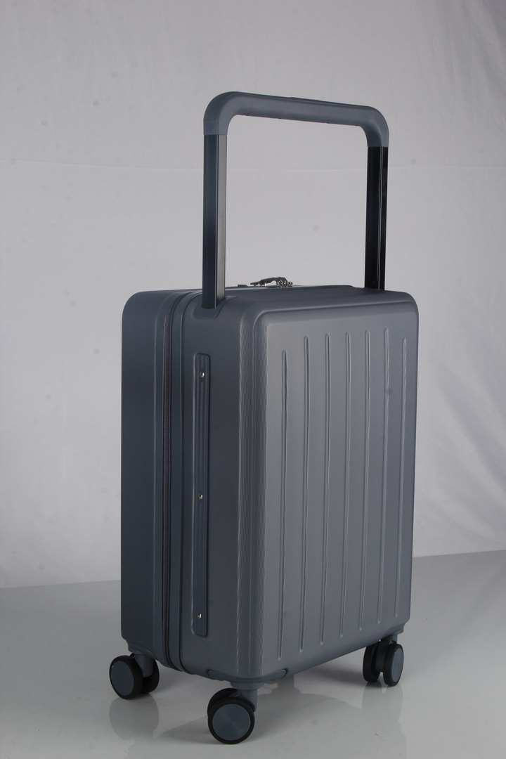 עלייה למטוס TESLA Fresno