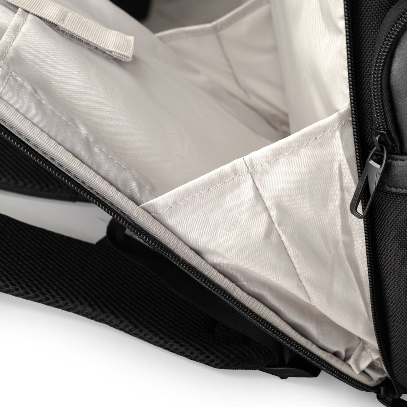 תיק גב למחשב נייד 15.6" מסדרת OXFORD מבית SLAZENGER