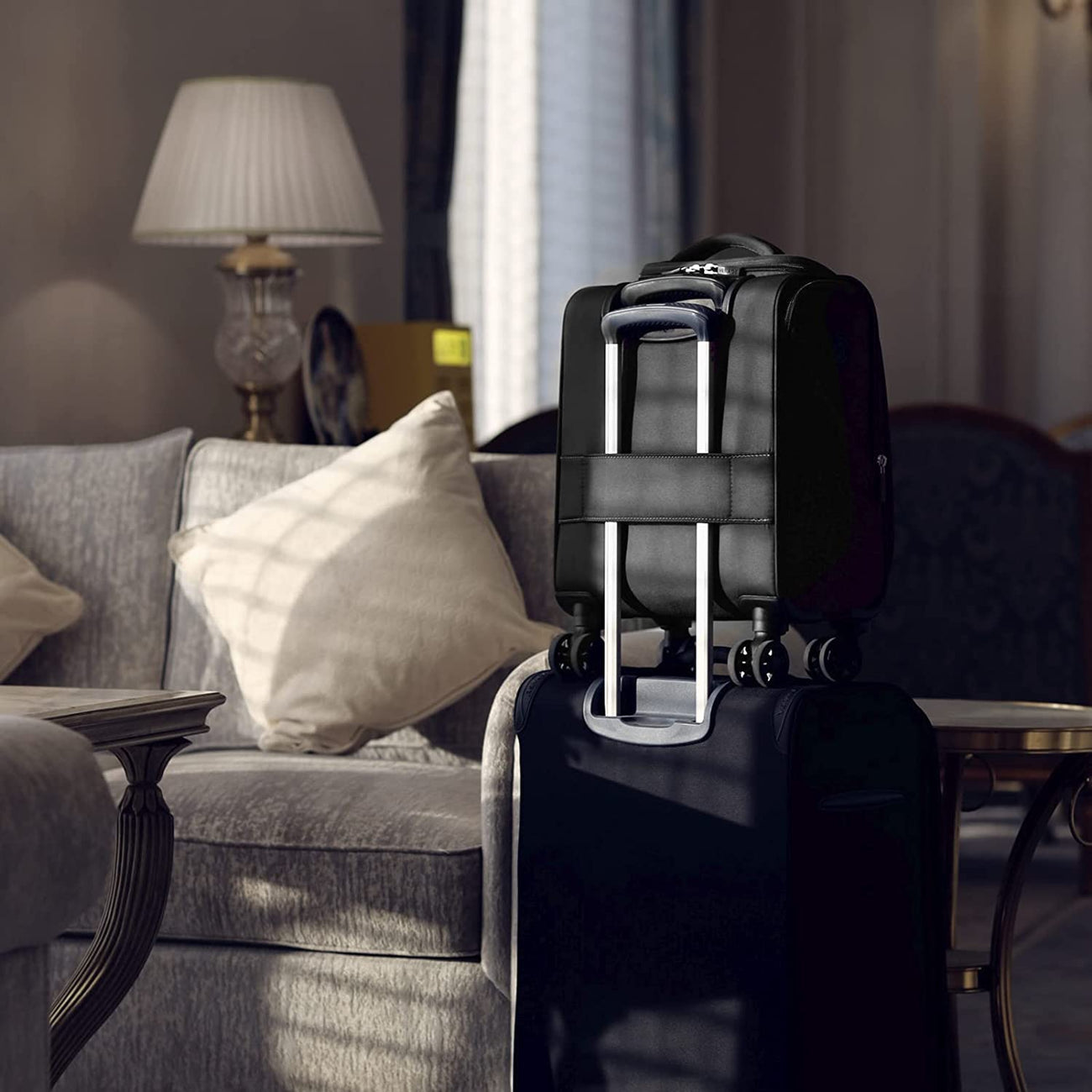 טרולי יוקרתי קטן 14.5" UNDERSEAT מתחת למושב המטוס הכולל USB מבית VERAGE דגם VISIONARY III