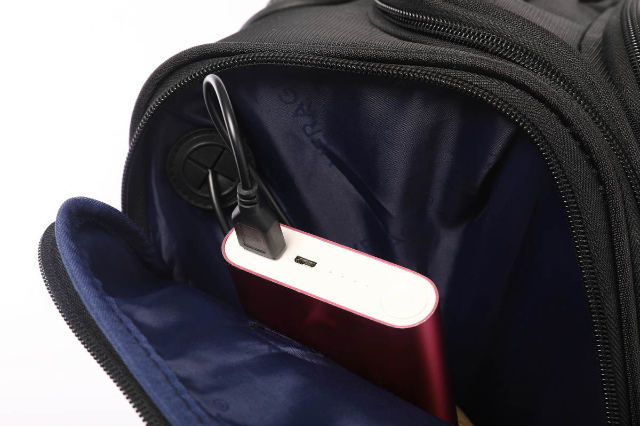 טרולי יוקרתי קטן 14.5" UNDERSEAT מתחת למושב המטוס הכולל USB מבית VERAGE דגם VISIONARY III